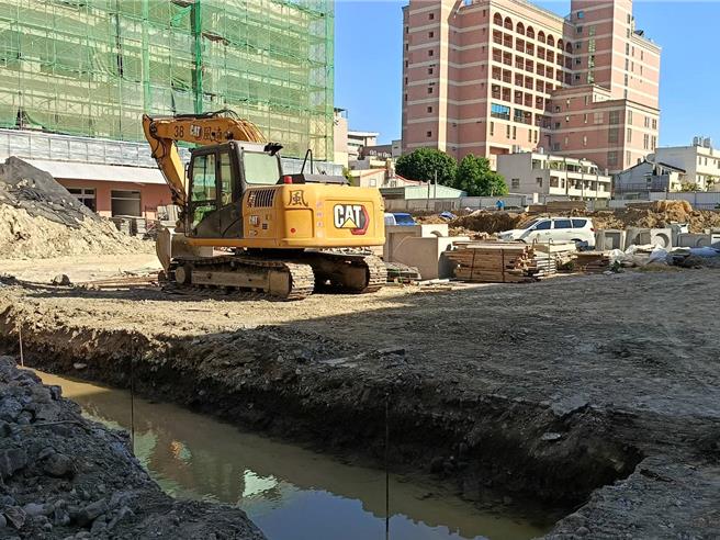 彰化慈爱教养院教室大楼重建计画拆除老旧教室，规画原地兴建地上四层楼多功能教室大楼，总经费高达1亿1500多万元，目前仍有5000多万元的工程经费缺口。（叶静美摄）