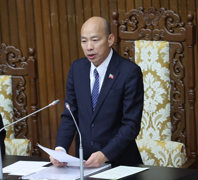 立法院17日院会行使考试院长、副院长、考试委员同意权投票，院长韩国瑜宣布开票结果，考试院长被提名人周弘宪、副院长被提名人许舒翔、考试委员被提名人邱文彦、邓家基、王秀红、吕秋慧、黄东益、伊万‧纳威皆过关，仅考试委员被提名人柯丽铃未过关。（姚志平摄）