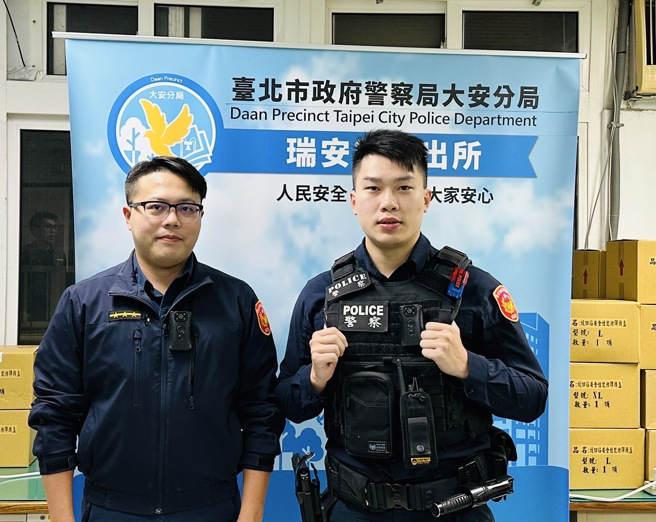 瑞安街派出所警员陈新国、林郁桓。（图 / 警方提供）
