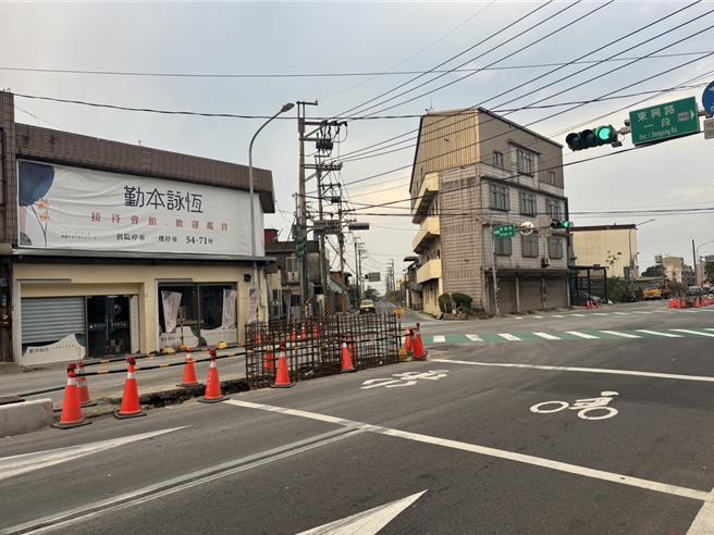 桃園市新屋區中山西路一段與東福路口為三叉路口，交通流量大，目前正進行中央分隔島工程，因施工時間過長、工程圍籬過於突出，民眾抱怨非常不安全、工程拖太久。（養工處提供／廖姮玥桃園傳真）