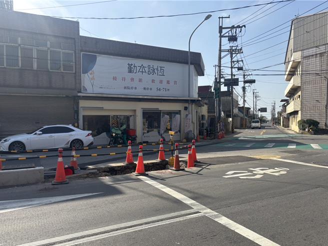 桃園市新屋區中山西路一段與東福路口為三叉路口，交通流量大，目前正進行中央分隔島工程，因施工時間過長、工程圍籬過於突出，民眾抱怨非常不安全、工程拖太久。（養工處提供／廖姮玥桃園傳真）