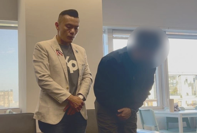 台中校园传出棒球队教练涉嫌性侵队员，该校前校长（右）在议员江和树陪同下出面致歉。（林欣仪摄）