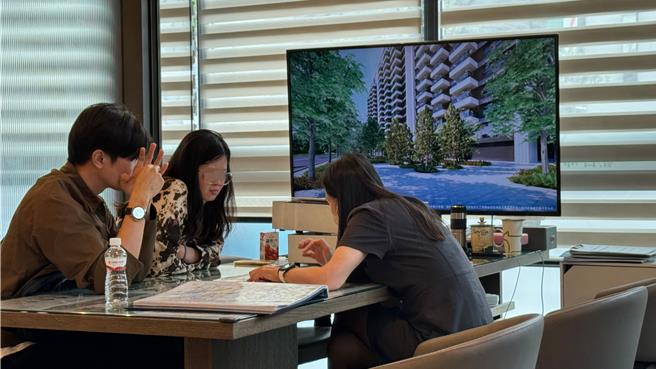 高雄市20～39岁青年人口，设籍比例最高的区域在仁武。图为民眾到仁武预售建案赏屋。（柯宗纬摄）