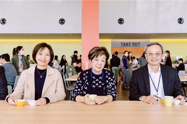 台积电慈善基金会董事长张淑芬（中）㩗手桂冠赴日本JASM晶圆厂举办冬至吃汤圆暖心活动。（图／台积电慈善基金会提供）