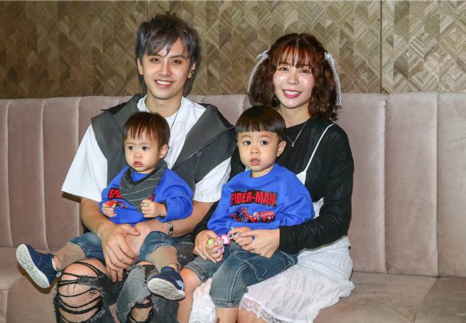 田亚霍今记者会，老婆和两个儿子站台力挺。（猫少娱乐工作室提供）