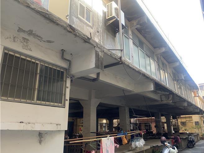 九龙斋的前镇厂设在前镇区忠诚路废弃的瑞南市场二楼。（郭良杰摄）