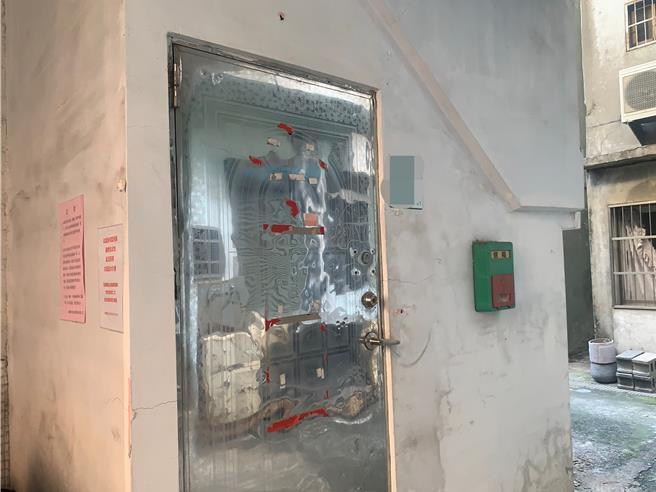 九龙斋前镇厂被检调与卫生局搜索后，目前夫门深锁。（郭良杰摄）