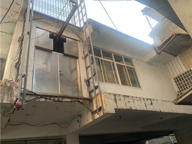 九龙斋前镇厂的出货全靠二楼的货梯。（郭良杰摄）