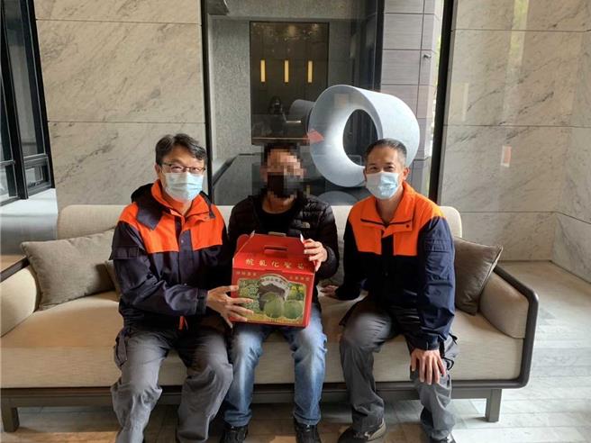 救护人员前往家中探视，患者表示復原状况良好。（翻摄照片／洪靖宜高雄传真）