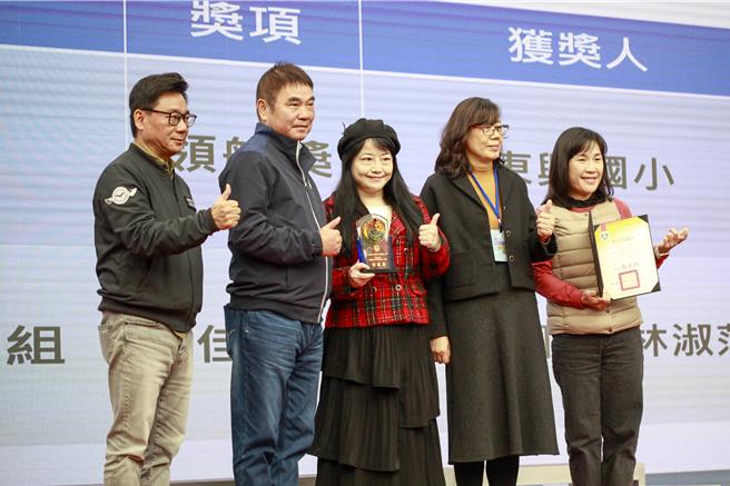 苗栗縣長鍾東錦（右四）頒贈數位學習績優人員。（呂麗甄攝）