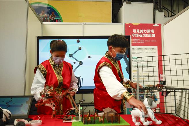 苗栗縣苑裡鎮蕉埔國小利用AI技術設計智慧雞舍防止動物侵害，設計包含一個金色圓頂的AR鏡頭，能辨識入侵動物是否為保育類野生動物，並通過發出聲響與燈光將其嚇跑，避免動物受到傷害。（呂麗甄攝）