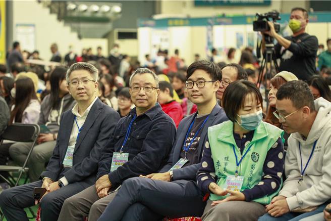 苗栗縣政府17日上午舉行「數位科技 智慧苗栗」為主題的數位學習精進方案成果展，展示縣內中小學在數位學習上的創新成果。（呂麗甄攝）