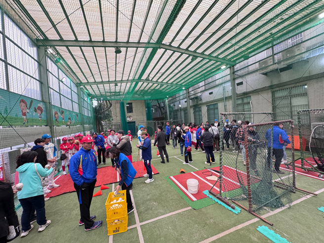 东园国小的打击屋有3个投打道的空间，训练设备及环境让日本火腿球星清宫幸太郎印象深刻。（李弘斌摄）