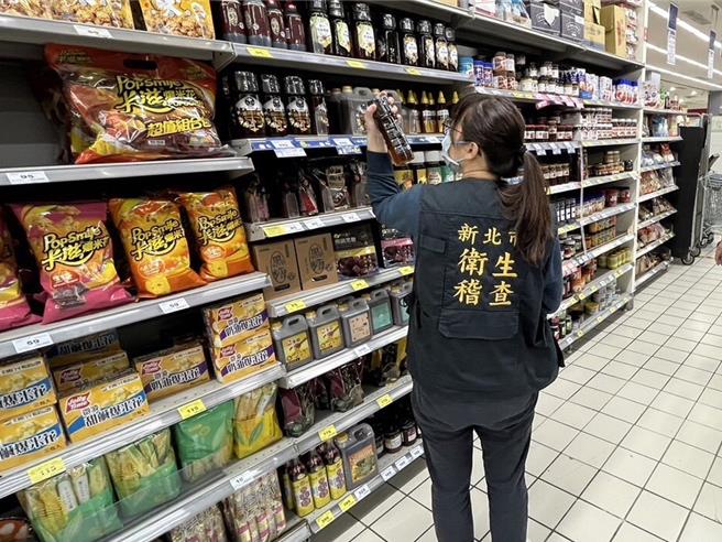新北市卫生局今（17）日表示，接获高雄市卫生局通知，该公司曾贩售相关产品予新北辖内150家卖场及超市等下游业者及散客，已要求下游贩售业者停止供售并配合预防性下架回收作业。（新北市卫生局提供）