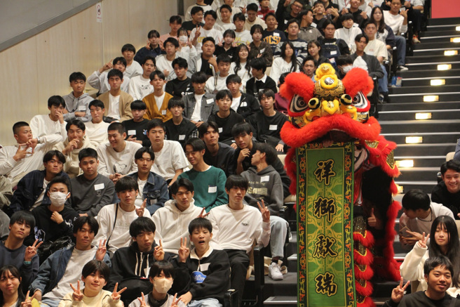 日本愛知縣立三好高等學校一行285位師生，在鈴木政之校長帶領下，於近日來到臺北市立南港高工見學旅行。(照片/南港高工提供)