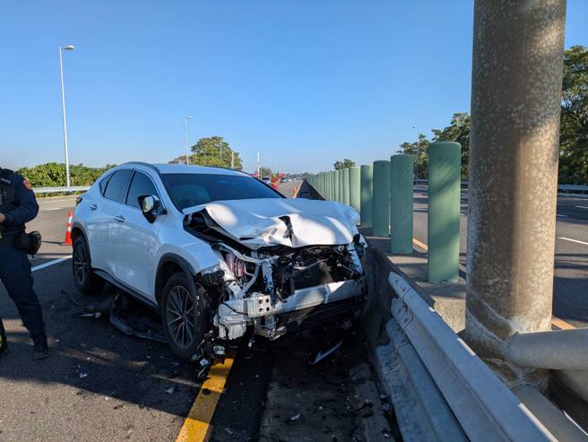 今（17）日清晨8时47分，国道3号南向340.6公里处白河路段发生一起追撞事故。（图警方提供／简铭柱翻摄）