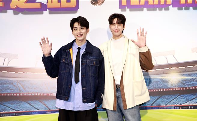王品澔（左）跟金云17日同台亮相，为棒球电影筹拍记者会站台。（威刚科技提供）