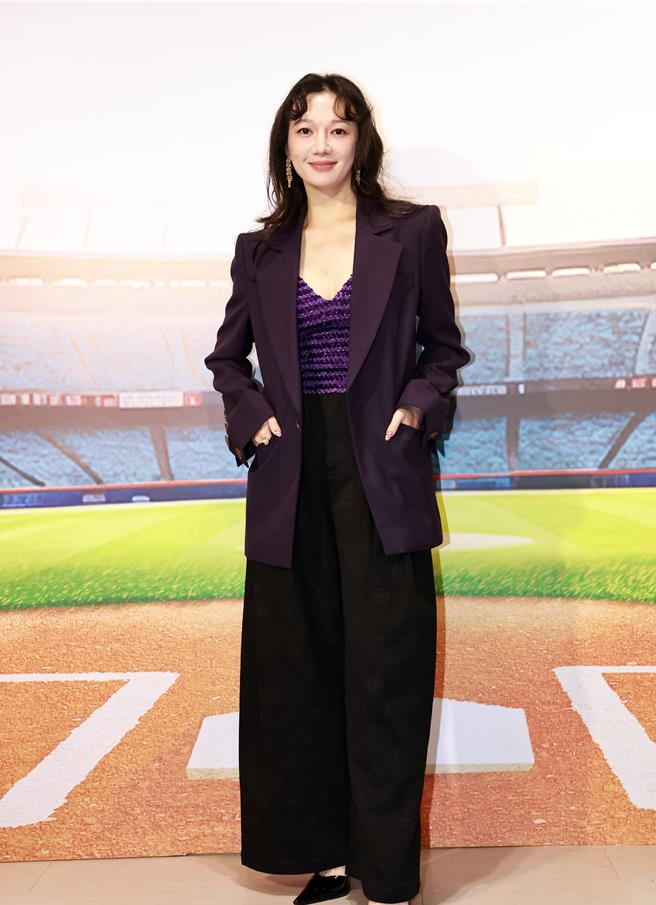 李杏17日出席记者会，表示自己挺想演棒球队的情搜人员。（威刚科技提供）