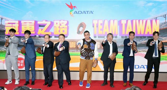 12强队员郭俊麟（右起）、林岳平、中职会长蔡其昌、文策院董事长蔡嘉骏、威刚董事长陈立白、中信育乐董事长陈国恩、12强队员陈冠宇及林安可17日出席盛会。（范扬光摄）