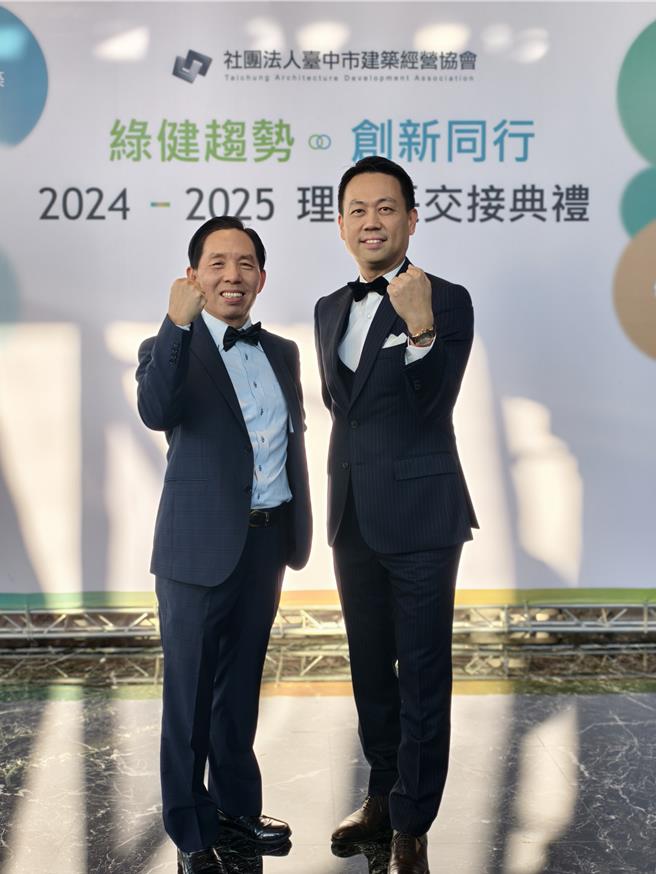 台中市建筑经营协会17日举办新旧任理事长交接，由立功建设董事长杨志鹏（左）接任新一任理事长职务。（林欣仪摄）