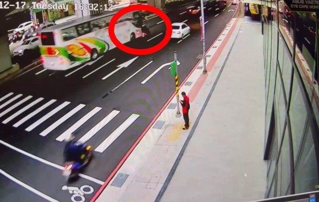 7旬夫妻共乘機車，遭遊覽車撞上，妻子右小腿當場斷肢，緊急送醫須截肢保命。（翻攝畫面）