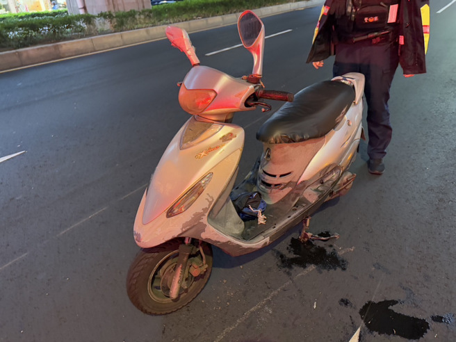 7旬夫妻共乘機車，遭遊覽車撞上，妻子右小腿當場斷肢，緊急送醫須截肢保命。（翻攝畫面）