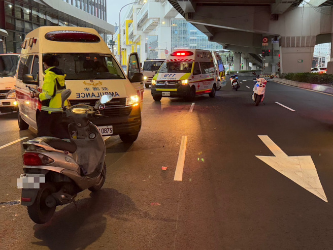 7旬夫妻共乘機車，遭遊覽車撞上，妻子右小腿當場斷肢，緊急送醫須截肢保命。（翻攝畫面）