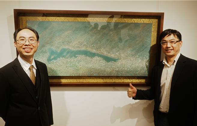 华梵佛艺系主任陈俊吉（左）与作品〈安祥自在〉。（华梵大学提供）