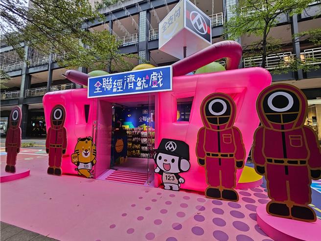 信义区香堤大道推出「全联经济鱿戏」限期摊位。（全联提供）