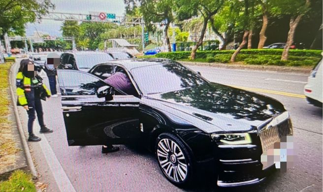 台北市士林区今（16日）上午一辆租赁小客车，疑因煞车未踩紧，追撞前方高达2500万元的劳斯莱斯豪华汽车。（图警方提供／简铭柱翻摄）