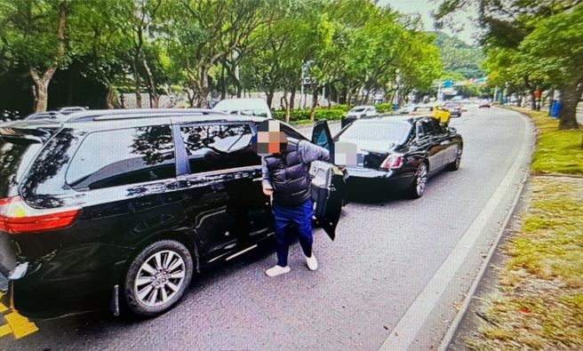 台北市士林区今（16日）上午一辆租赁小客车，疑因煞车未踩紧，追撞前方高达2500万元的劳斯莱斯豪华汽车。（图警方提供／简铭柱翻摄）