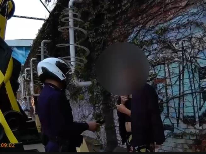 涉嫌在驳二特区看同人志女Coser的彭姓男子伸手到裤内做猥亵动作，警方到场将他带回侦办。（民眾提供／郭良杰高雄传真）