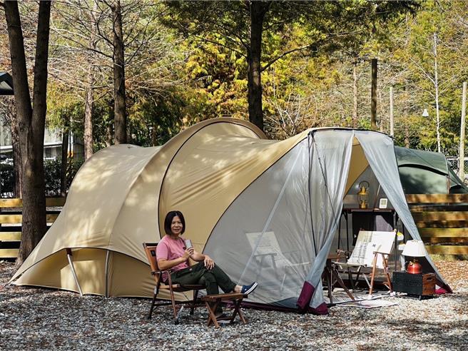 「MOSS TENTS Arcadia阿卡狄亚」新復刻美丽的隧道老帐，前庭有纱网更添魅力，图中的椅子是BLACK Design10周年VIP限定非卖品。（张一姐提供／吴娮翎台北传真）