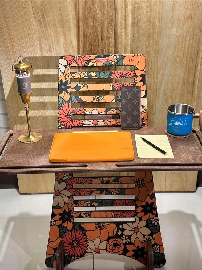 人八月的装备採用有温度的木料，全都是手工制作。（张一姐提供／吴娮翎台北传真）