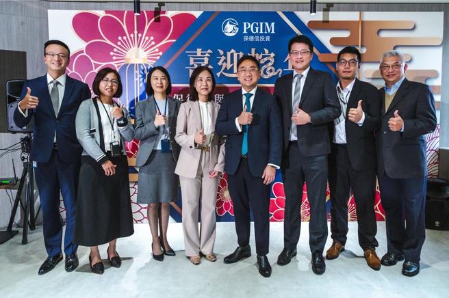 保德信2025年投资展望记者会。（左起） 保德信市场策略团队主管叶家荣、PGIM保德信基金经理人张芷菱、PGIM保德信金满意基金经理人郭明玉、保德信投资长李孟霞、保德信总经理梅以德、保德信海外投资团队主管毛宗毅、PGIM保德信中小型股基金经理人杜欣霈、PGIM保德信高成长基金经理人廖炳焜。图／保德信投信提供