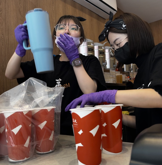 花莲青年徐品蓁（左）创业圆梦，流露感恩父爱的感人故事。(戴志扬翻摄)