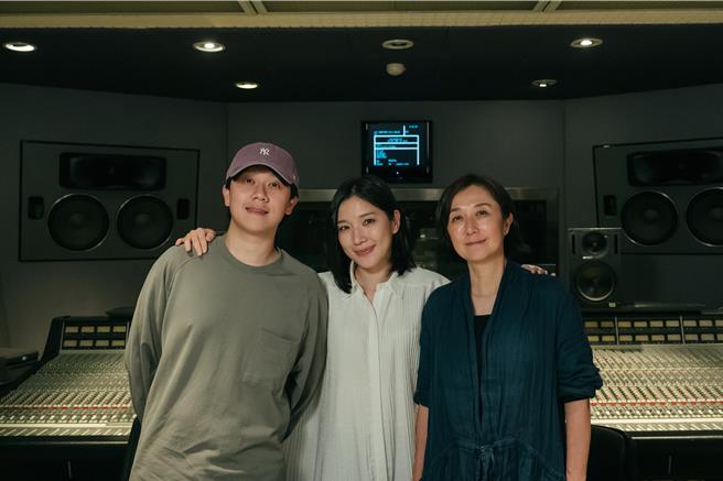 阿舍（左起）、Sandra、黄韵玲联手创作歌曲。（小公视提供）
