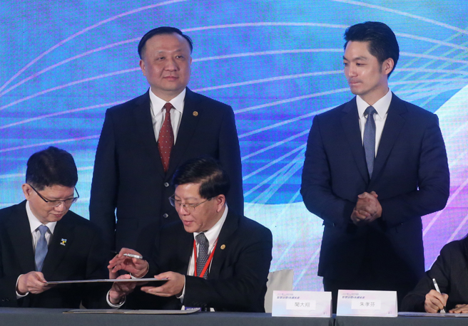 上海副市長華源昨天在雙城論壇中表示，上海方面將積極推動上海居民赴台團體旅遊，旅遊路線一定會包含台北市。圖為華源（後左）和台北市長蔣萬安（後右）。（中時資料照，趙雙傑攝）
