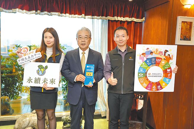CPC董事长许胜雄（中）率永续长许羣政（右）及稽核组长黄寗雅揭示获TCSA「企业永续报告－金奖」。图／CPC提供