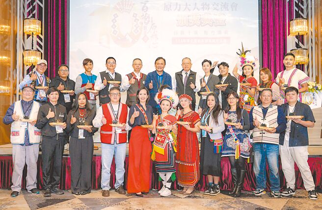 原民会主委曾智勇Ljaucu‧Zingrur（第二排左六）与百万创业计画得主合影。图／原民会提供