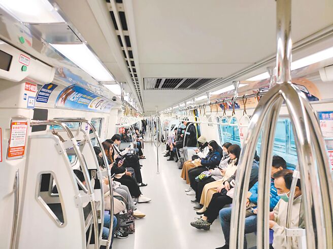 桃园捷运公司亏损逾32亿元，预计2025年1月2日起取消全线票价优惠10元措施，恢復原价。（吕筱蝉摄）