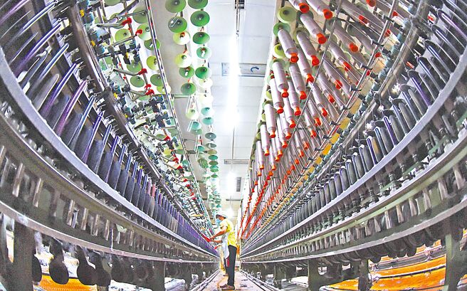 大陆11月经济数据延续9月以来的回升态势，大陆国家统计局新闻发言人付凌晖16日表示，全年经济社会发展主要目标有望顺利实现。（新华社）