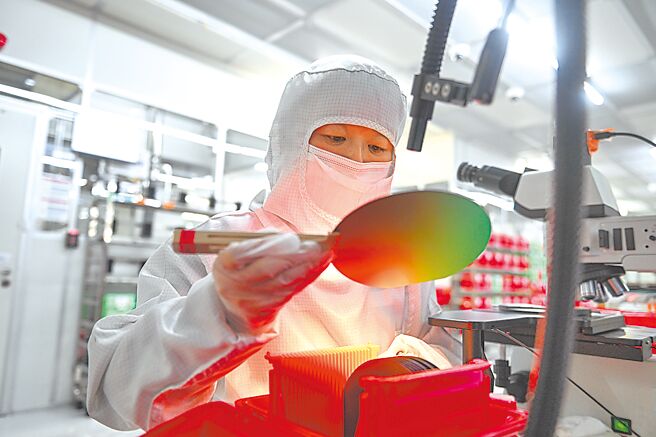 为应对美中贸易战2.0，美国国会推动一系列对中投资限制法案同时，正考虑配套放宽美国总统当选人川普执政时可能面临的束缚，包括赋予川普完全裁量权。（新华社）