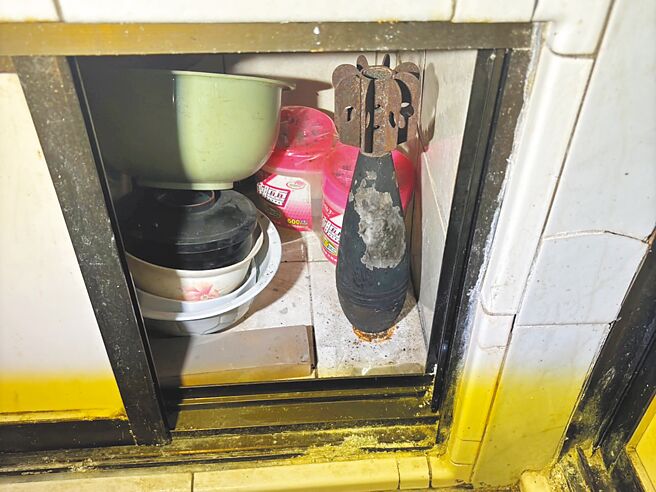 高雄市鼓山区新疆路一处民宅女屋主16日上午清理厨房时，在橱柜内发现一枚未爆弹，当场受到惊吓，急忙报警。（民眾提供／郭良杰高雄传真）