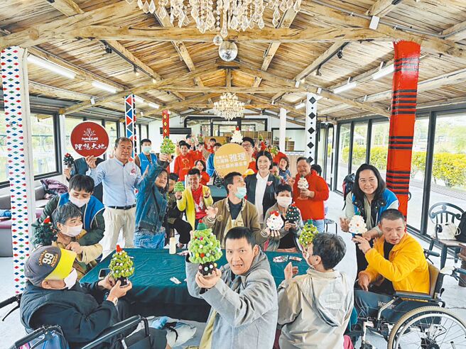 理想大地攜手雅理基金會，在耶誕前夕，邀請花蓮黎明教養院師生到飯店共度佳節。（理想大地渡假飯店提供）
