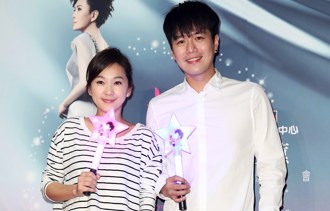 与李易晒恩爱驳婚变是假的？ 六月惊爆疑暧昧小20岁滑雪教练 