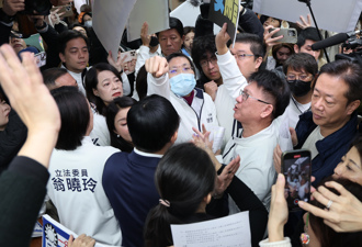 直播》绿营占主席台不认议事录「喊话韩国瑜」蓝衝场爆衝突