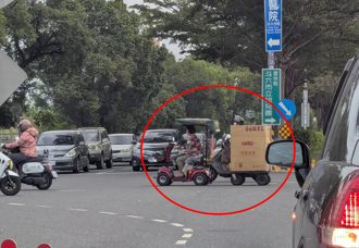 四輪電動移動神主牌拖手推車！民眾見「無照聯結車」嚇壞了