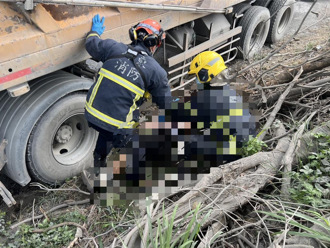 屏東砂石車自撞！駕駛「忘拉手煞車」  急趴車底查看遭輾死