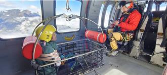 挑戰馬博拉斯橫斷摔傷手脫臼　女山友由直升機救援吊掛送醫